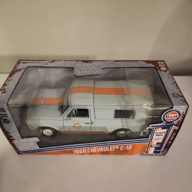 Greenlight Chevrolet C-10 Pick-up Closed Camper Gulf 1968 1:24 85062