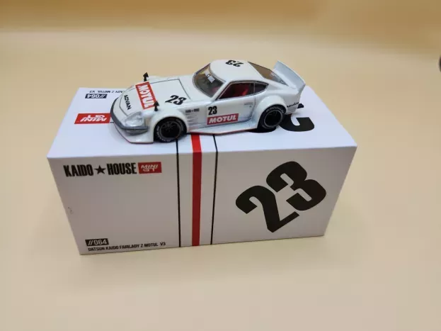 Mini-GT Datsun Fairlady N 23 Kaido House V3 Motul 1975 1:64 KHMG064