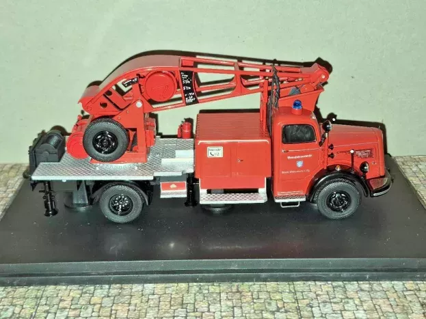 Schuco Mercedes L6600 Fire Engine Crane Truck 1950 1:43 03101