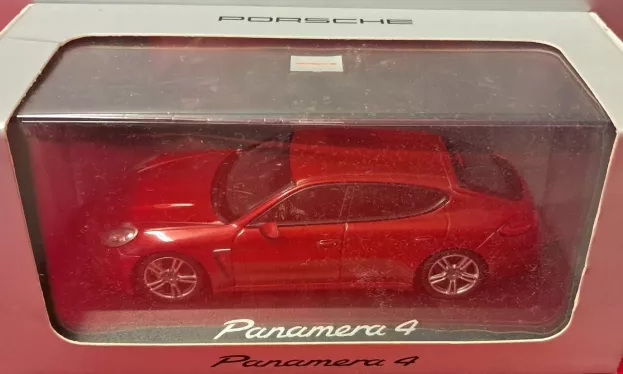 Minichamps Porsche Panamera 4 2013 1:43 WAP0201250E