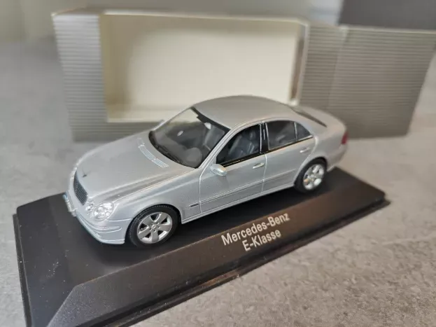 Minichamps Mercedes E-class Berline 2003 1:43 B66961948