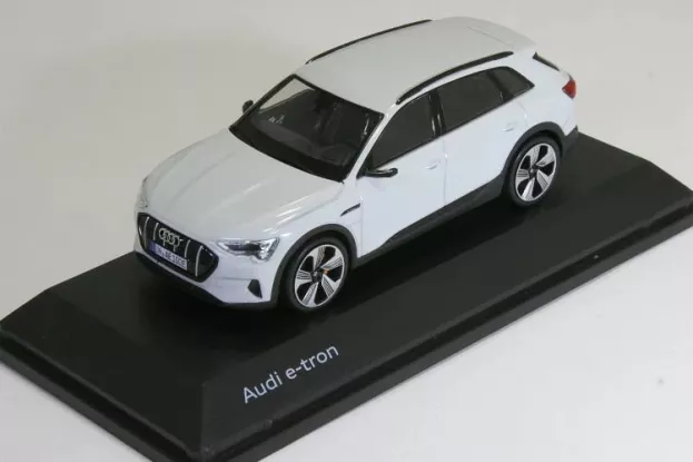 Spark Audi E-tron 2018 1:43 5011820632