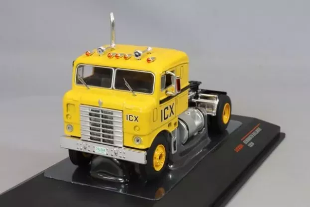 IXO Models Kenworth Bullnose Tractor Truck 2-assi 1950 1:64 64TR004