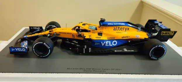 Spark Mclaren F1 Mcl35l Team Mclaren N 3 Winner Italy Gp 2021 Daniel Ricciardo With Pit Board 1:18 18S602