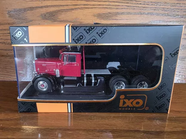 IXO Models Peterbilt 281 Tractor Truck 3-assi 1955 1:43 TR070