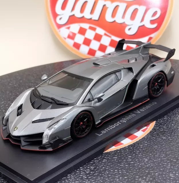 Kyosho Lamborghini Veneno 2013 With Italian Stripes 1:43 05571GR