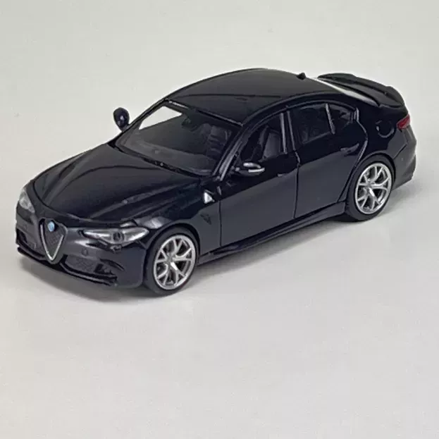 Minichamps Alfa Romeo Giulia Quadrifoglio Verde 2017 1:87 870120106