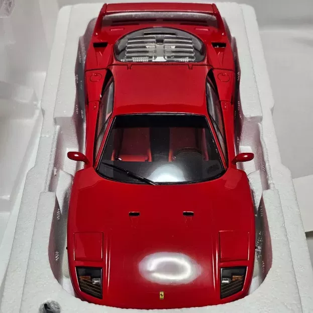 Kyosho Ferrari F40 1987 1:18 08416R