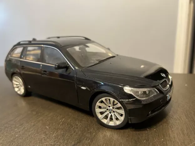 Kyosho BMW 5-Series Touring E61 Black Sapphire 1:18 80430308412
