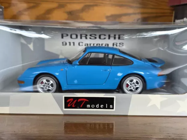 UT Models Porsche 911 993 Carrera S Coupe 1995 1:18 27816