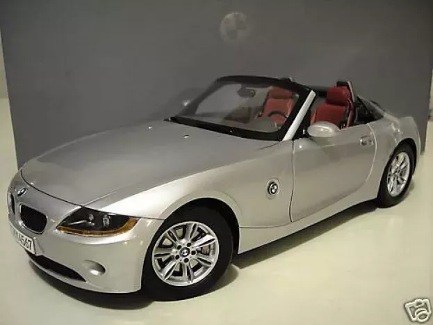 Kyosho BMW Z4 E85 2002 Titanium Silver with Workable Soft Top dealer edition 1:12 80430144060