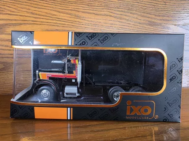 IXO Models Freightliner Flc 120 64t Tractor Truck 3-assi 1977 1:43 TR186.22