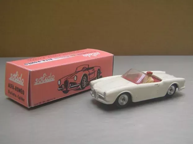 Solido Alfa Romeo Giulietta Spider With Girl 1:43 106