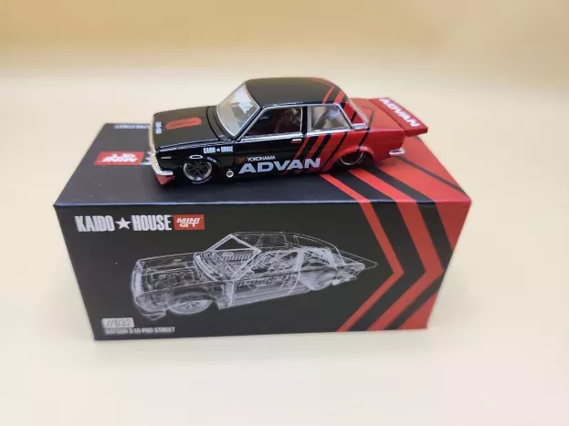 Mini-GT Datsun 510 Kaido House Advan 1972 1:64 KHMG032