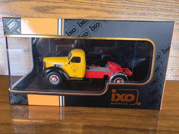 IXO Models International Ihc Kb7 Tractor Truck 2-assi 1948 1:43 TR020