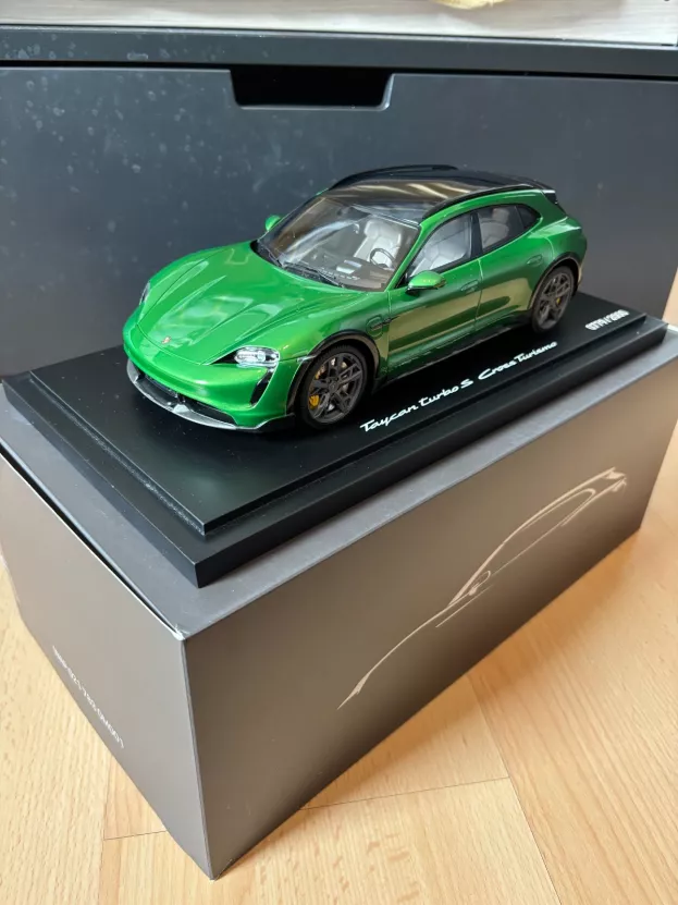 Minichamps Porsche Taycan Turbo S Cross Turismo 2021 Con Vetrina With Showcase 1:18 WAP0217830M001