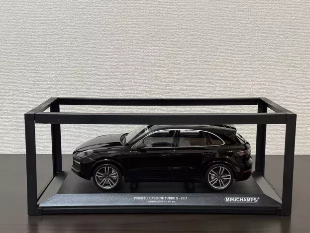 Minichamps Porsche Cayenne Turbo S 2017 1:18 155066070