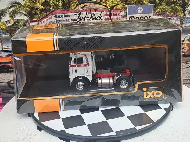 IXO Models Freightliner Coe Tractor Truck 2-assi 1976 1:43 TR128.22