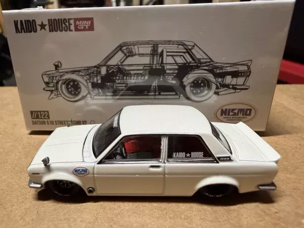 Mini-GT Datsun 510 Street Nismo V2 1969 1:64 KHMG122