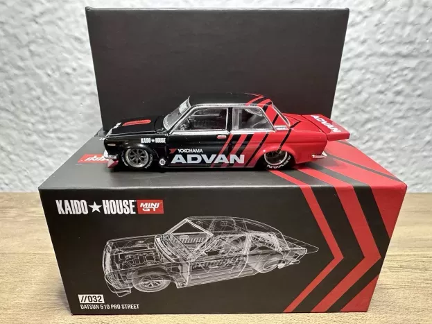 Mini-GT Datsun 510 Kaido House Advan 1972 1:64 KHMG032