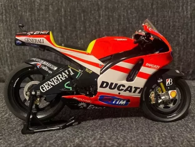 Minichamps Ducati Desmosedici Gp11 Ducati Team N 46 Motogp 2011 Valentino Rossi 1:12 122110046