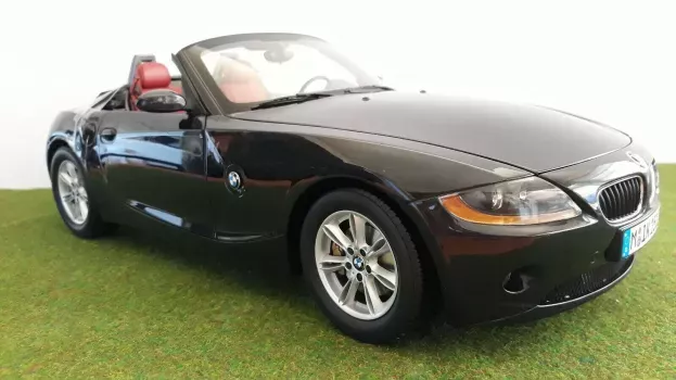 Kyosho BMW Z4 E85 2002 Black Sapphire with Workable Soft Top 1:12 80430144062