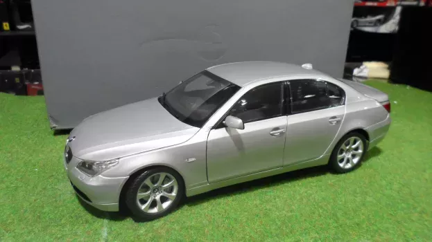 Kyosho BMW 5-Series Limousine E60 Titanium Silver dealer edition 1:18 80430153201