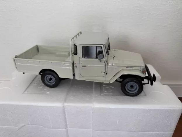 Kyosho Toyota Land Cruiser 40 4x4 Pick-up 1980 1:18 08958W