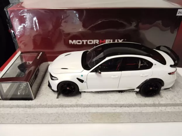 Motorhelix Alfa Romeo Giulia Gtam With Engine And Accessories 2021 1:18 M89006