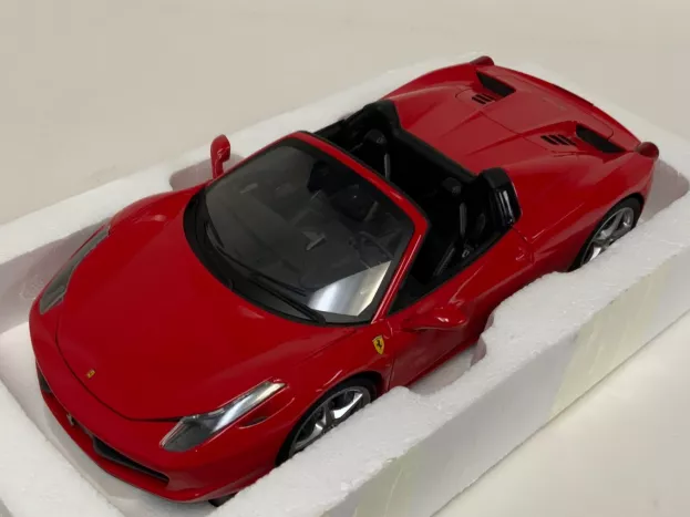 Hot Wheels Ferrari 458 Italia Spider 2011 1:18 W1177