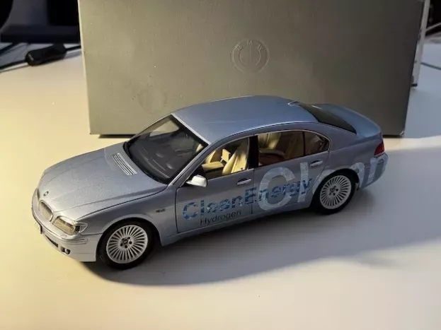 Kyosho BMW 7-Series Hydrogen E68 Clean Energy dealer edition 1:18 80430403520