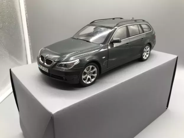 Kyosho BMW 5-Series Touring E61 Titanium Grey dealer edition 1:18 80430308414