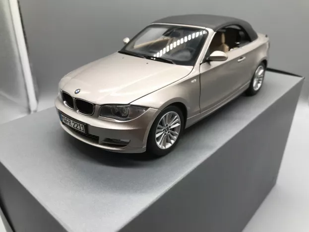 Kyosho BMW 135i convertible E88 Cashmere Silver dealer edition 1:18 80430427020