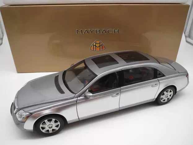 AUTOart Maybach 62 LWB Himalayas Grey Bright Navarit Silver dealer edition 1:18 B66962178