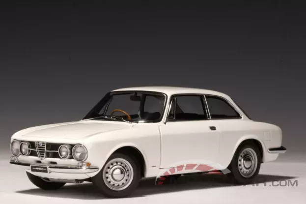 AUTOart Alfa Romeo 1750 GTV RHD 1967 White 1:18 70106
