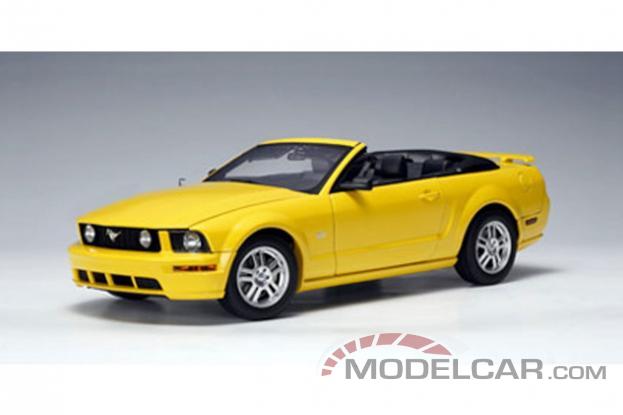 AUTOart Ford Mustang 5 GT Convertible 2005 Creaming Yellow 73062