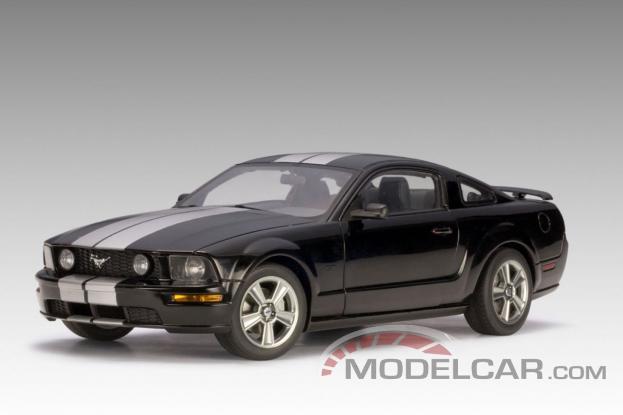 AUTOart Ford Mustang 5 GT Production Version 2005 Black with Silver Stripes 73015