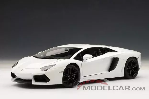 AUTOart Lamborghini Aventador LP700-4 Bianco Isis White 1:18 74663