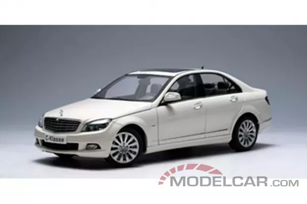 AUTOart Mercedes-Benz C-CLass Limousine Elegance W204 White 1:18 76262