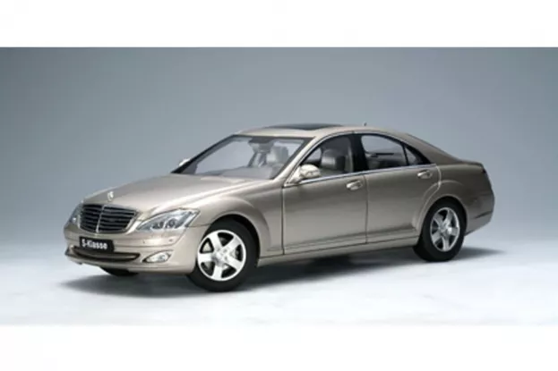 AUTOart Mercedes-Benz S500 SWB W221 2004 Cubanitsilver 1:18 76176
