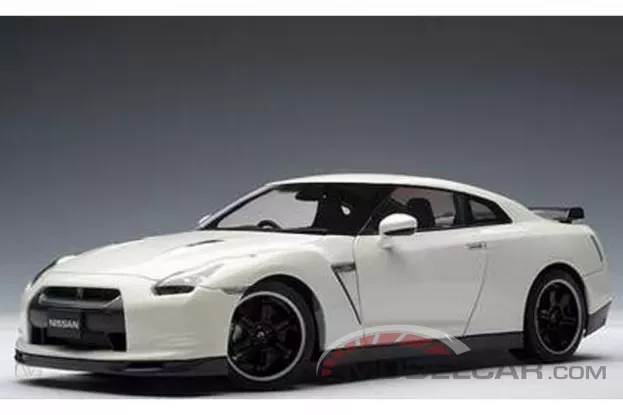 AUTOart Nissan GT-R R35 Spec V Brilliant White Pearl 1:18 77399