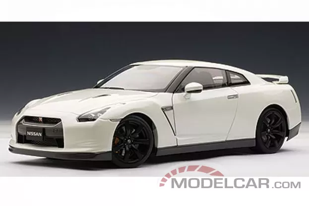 AUTOart Nissan GT-R R35 White Pearl with Matt Black Wheels 1:18 77392