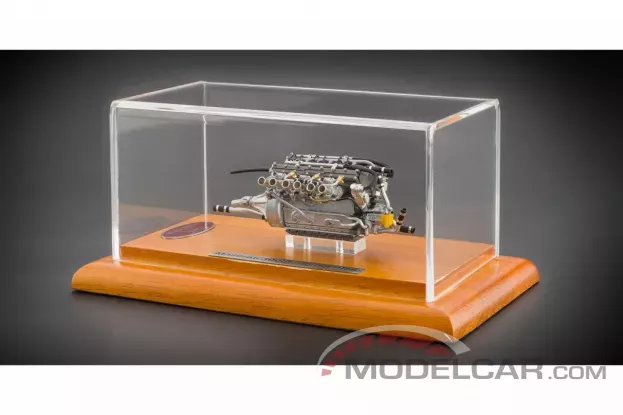 CMC Maserati 300S Engine with Showcase 1:18 M-110