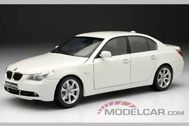 Kyosho BMW 545i sedan e60 white 1:18 08591W
