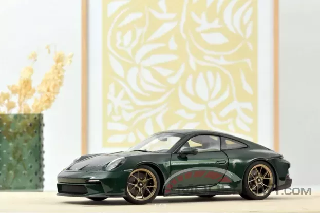 Norev Porsche 911 GT3 Touring Package 2021 Green metallic Online exclusive 1:18 187303