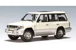 AUTOart Mitsubishi Pajero LWB V20 1998 LHD White 77106