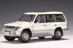 AUTOart Mitsubishi Pajero LWB V20 1998 RHD White 77105