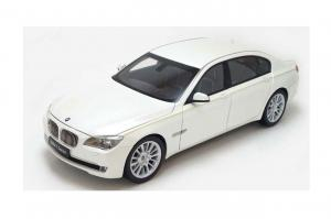 Kyosho BMW 760Li F02 Weiß