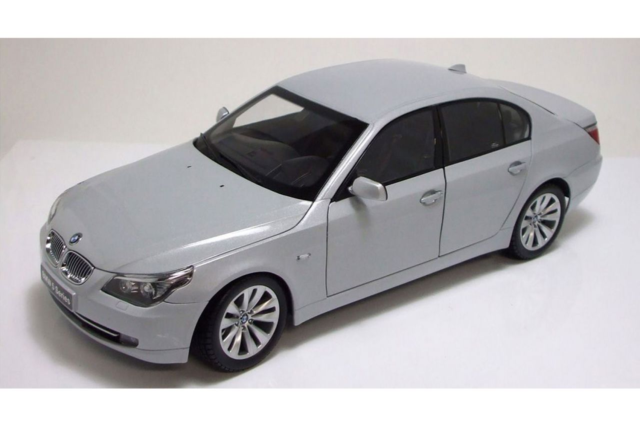 https://www.modelcar.com/modelcar/Kyosho-BMW-550i-Sedan-Facelift-E60-Pearl-Silver-08594PS-front.jpg